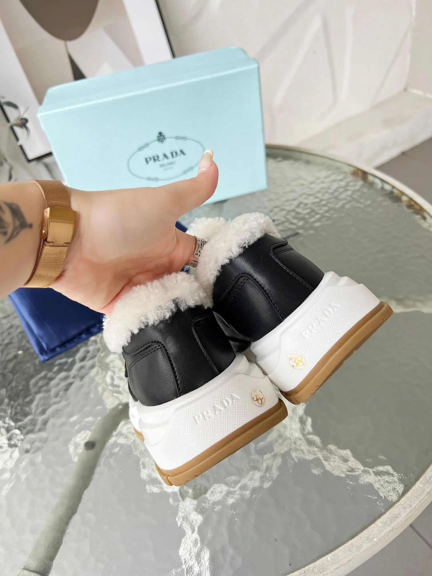 👟👟Ex-factory price 600👟👟 Prada couple model "PRADA.." upgraded version 2024 explosive model is released. , original 1:1 thick sole, fabric silk cowhide lining: sheepskin, foot weight: sheepskin, size 35--46, "Women's model 34.41 is custom-made and non-returnable, Men's model 38.45.46 is custom-made and is non-refundable, two colors black and white